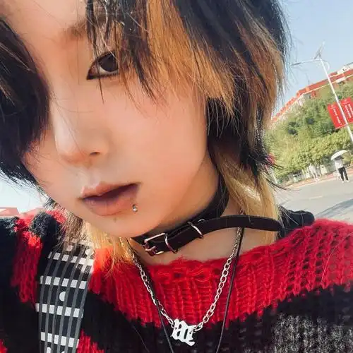 准备去演出的摇滚乐队女主唱误