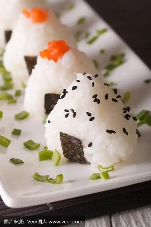 饭团在盘子上的特写镜头.垂直