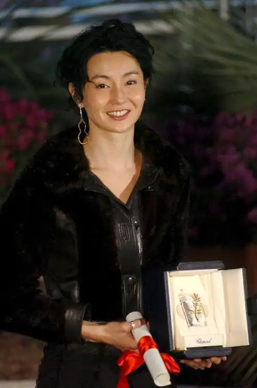 58岁张曼玉现身巴黎,戴小灰帽素颜脸上有斑插图