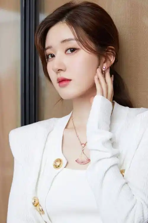 著名女演员赵露思的照片有点香,优雅大方,充满力量和少女感