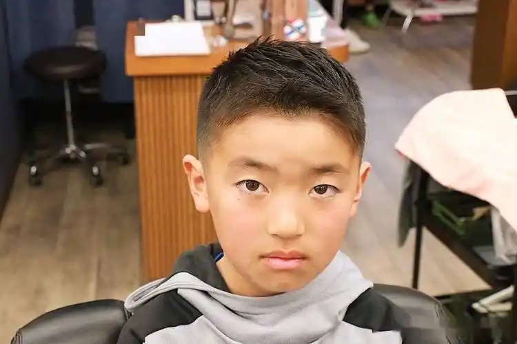 今夏最火小男孩发型简单个性很有型剪完真帅气