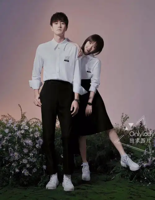 杨玏毛晓彤合拍大片,穿情侣装cp感十足,两人牵手出镜太甜了