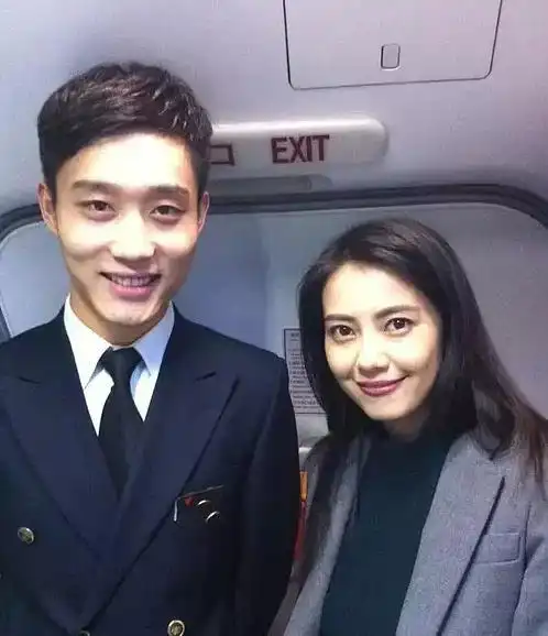 高圆圆和路人合照太美了网友不敢再和明星合照了