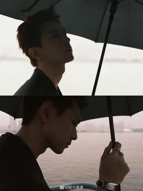 李现雨天撑伞背影照