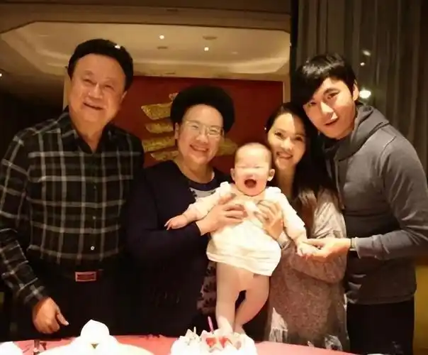 演员伊能静表示:48岁高龄为小丈夫生孩子,是这辈子最正确的决定