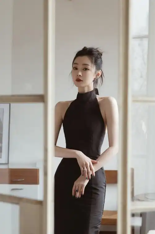 黑色魅惑,宋轶演绎烟熏妆赫本风格的修身露背裙_时尚_星悦