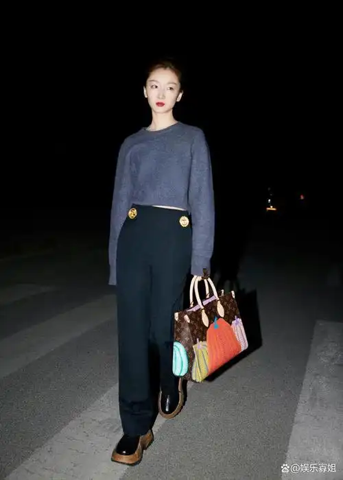 周冬雨出发巴黎时装周机场图,简单穿搭舒适干练,看起来心情不错