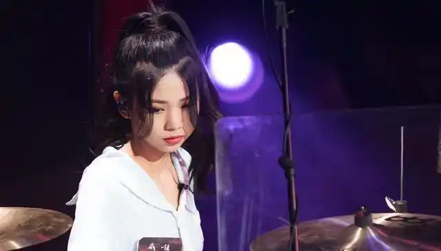 在《我们的乐队》中,为什么这个鼓手能抓住三个合伙人的心