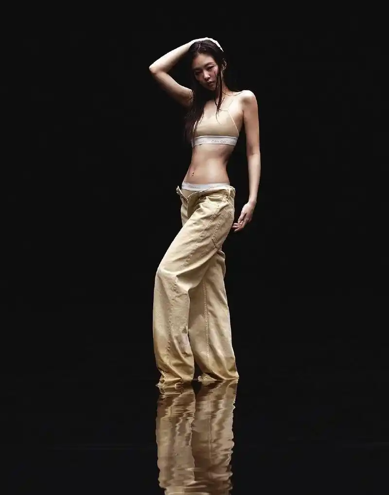 组图:jennie拍内衣大片秀好身材 眼神冷酷撩人马甲线吸睛