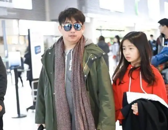 黄多多不愧明星家庭出身,才15岁就穿起了"男友风",看着挺时髦