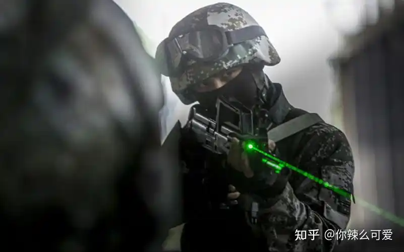 有那种特别好看特别帅可以当壁纸的军人人像图片吗