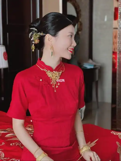 的旗袍,搭配广东人必备的金饰,繁简自如,耳饰和头饰加入绿色撞色点缀