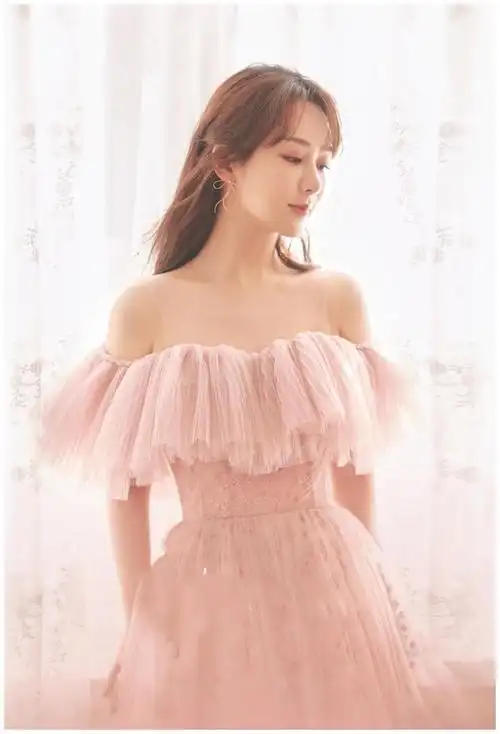 杨紫浪漫婚纱造型照释出 长发微卷气质甜美清纯__财经头条