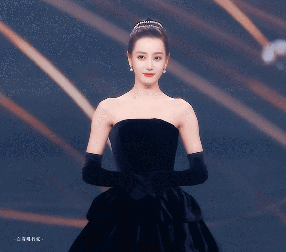 迪丽热巴赫本风造型直接封神