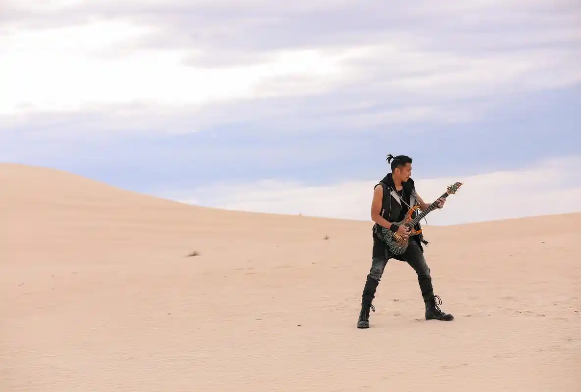 跟着谢霆锋新曲mv上路沙漠岩石还有公路摇滚秀