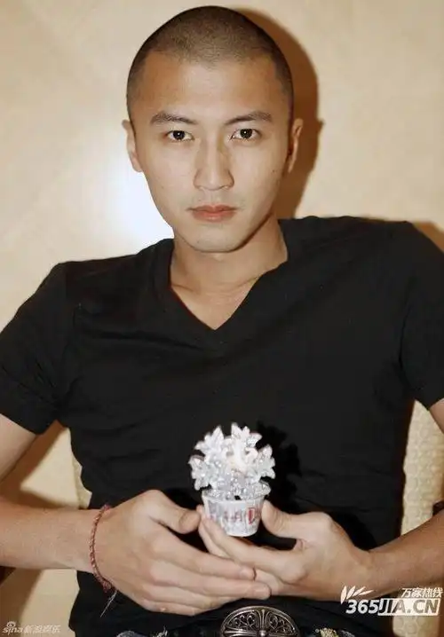 最近娱乐圈流行剃平头,杨洋剃平头了,宋仲基也剃了