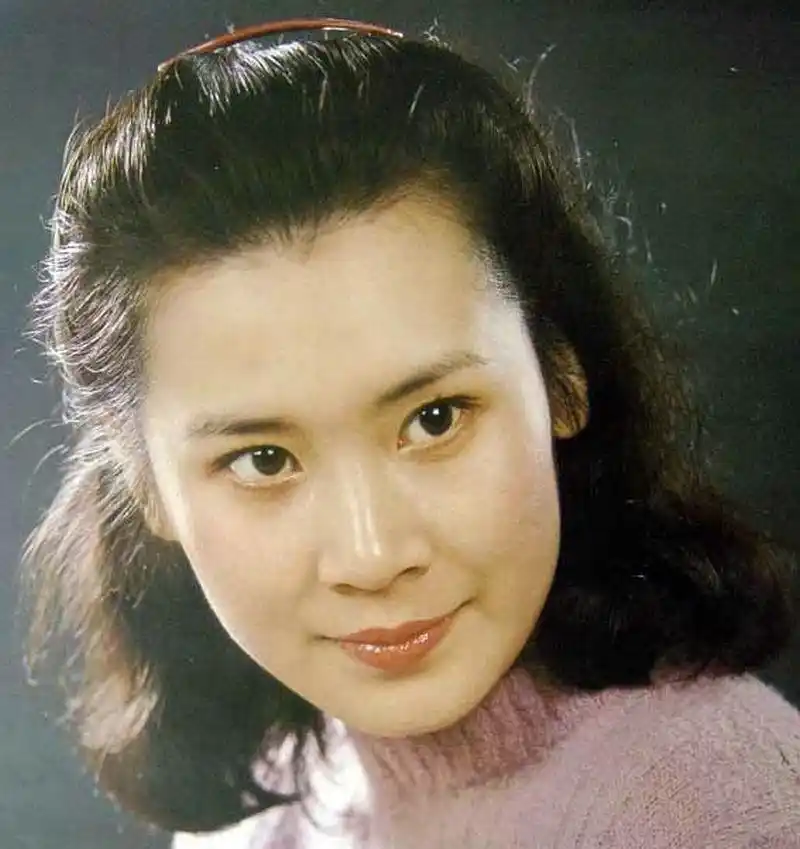 她是首届金鹰影后,丈夫受不了她拍戏致离婚,单身近30年美得从容