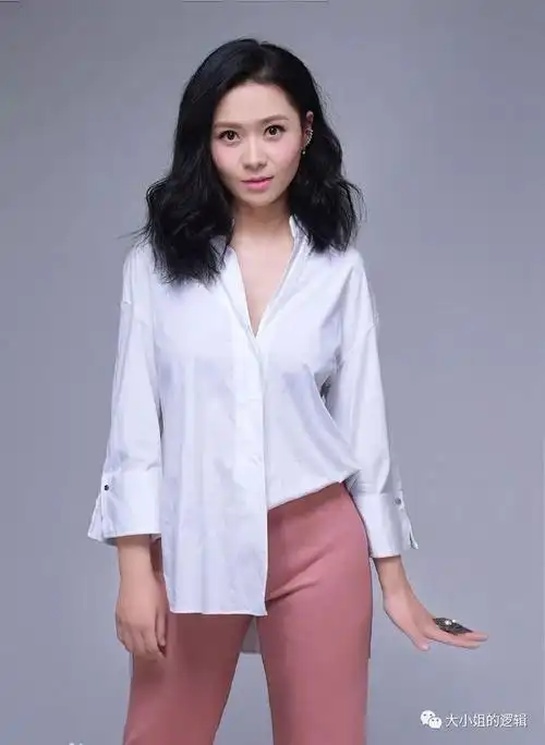 贾金金一组时尚写真大片曝光,甜美治愈系笑容纯净活泼