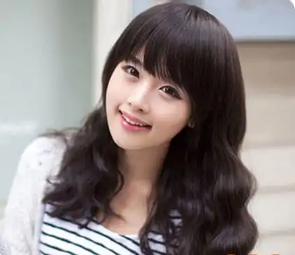 女生巧克力栗子色头发造型