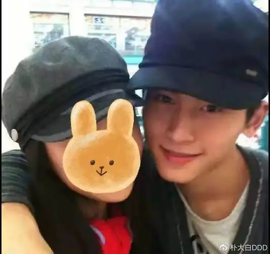 阳光直男张哲瀚的情史和背后的甜美系女友们