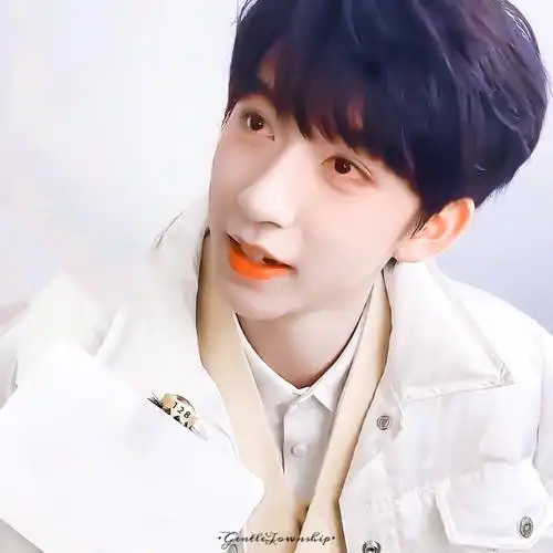 贺峻霖 特别喜欢贺儿笑起来露出的兔牙.