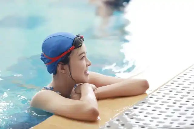 李艾怀孕9个月游泳四肢纤细身材好 水下素颜肤如凝脂状态佳