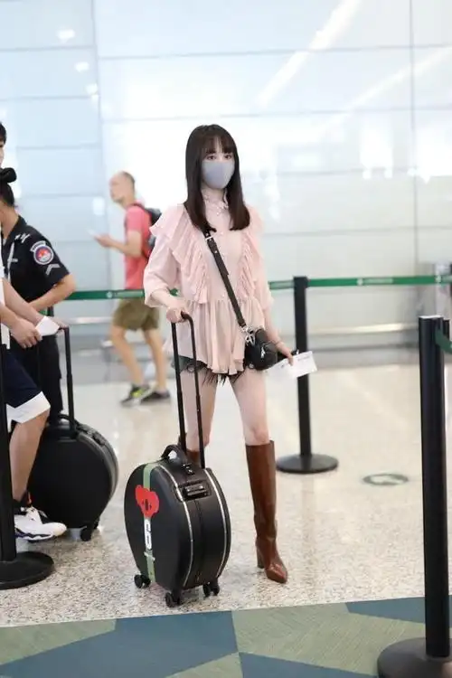 郑爽的腿看着可真细,穿靴子小腿塞不满靴口,这身材真是让人羡慕