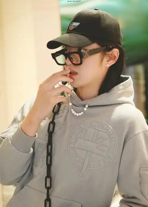 组图吴亦凡画风突变爱上珍珠项链时尚百搭引领新潮流