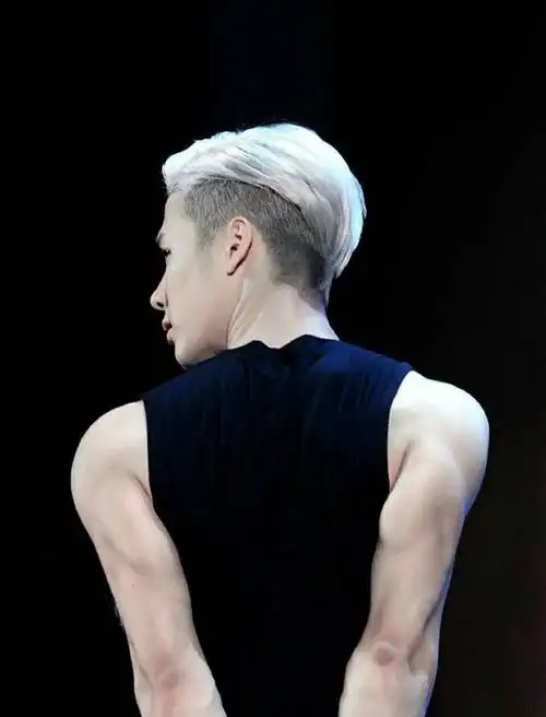 王嘉尔新发型让粉丝又兴奋又害怕,粉丝:把帽子摘了