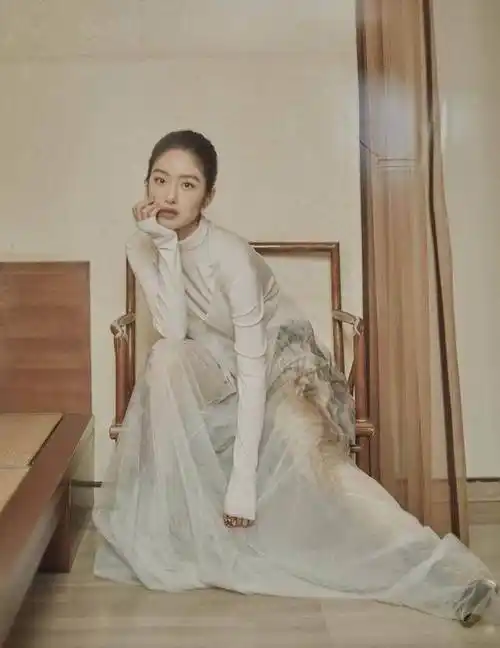 《芳华》林丁丁恋上大她30陈金飞?想想刘亦菲叫她干妈就刺激!_杨采钰_