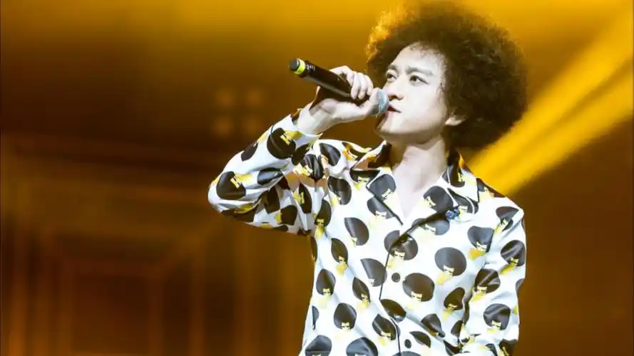 王源与粉丝合唱《骄傲》,追忆师傅赵英俊:看吧!我们都记得你!