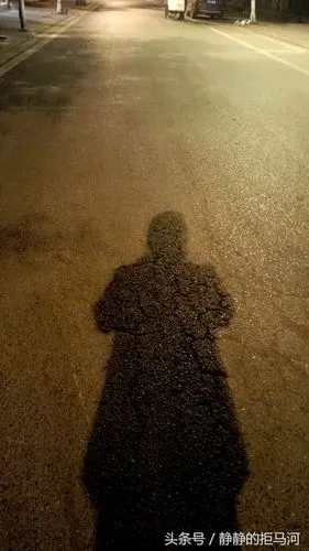 今夜无眠,一个人在故乡的街头走一走,直到所有的灯都熄灭了也不停留.