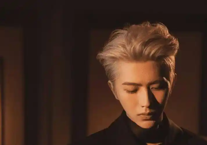 原创原创蔡徐坤上班路透照原相机下身材比例很优越但新发色最吸睛