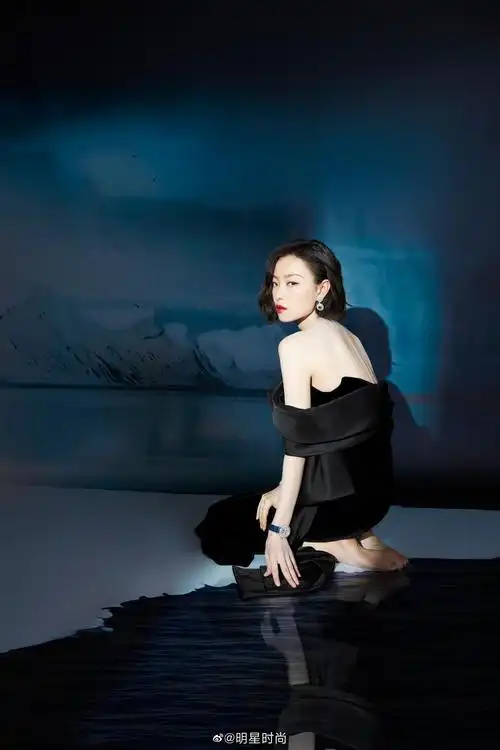 倪妮一袭黑色丝绒礼服裙亮相红毯