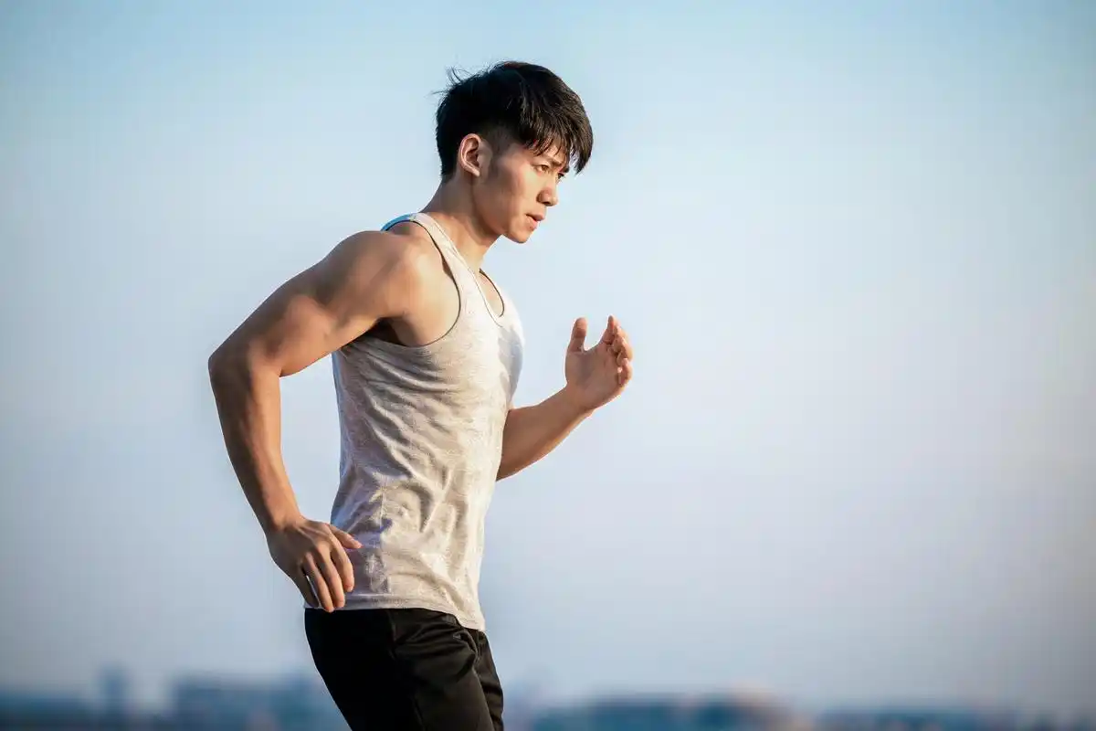 男生怎么保养才能延缓衰老? 1, 保持标准的体重,身材匀称.