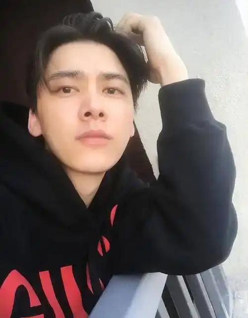 李易峰北京健身,锻炼刻苦,一身黑瘦成竹竿,退圈一年半好好做人_明星