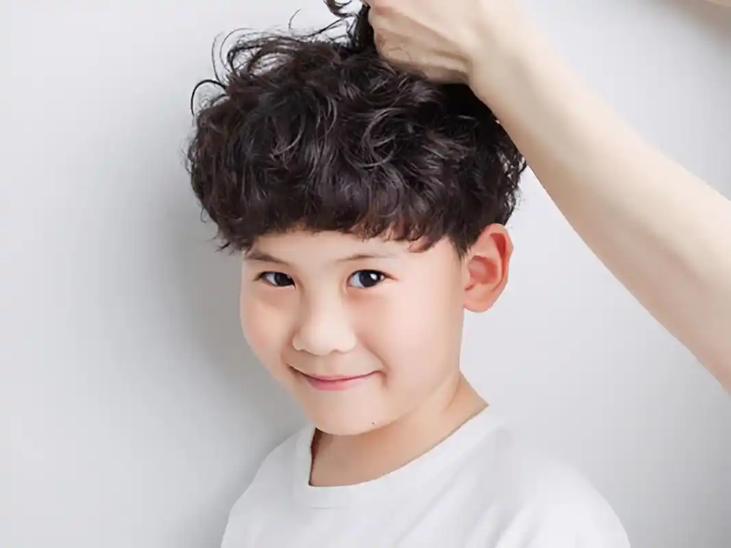 原创爸爸带5岁儿子去烫头新发型让儿子生无可恋网友成熟了5岁