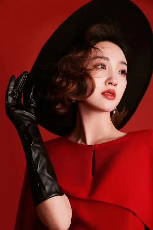 唐艺昕风华红礼裙新年大片#是摩登复古的甜美女郎糖糖,红色斗篷十分