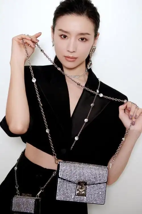 董洁西装造型款式剪裁得很新颖在改善身材比例方面效果显著