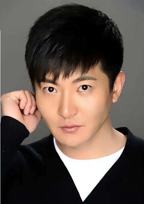 郭京飞个人资料:上戏优秀毕业生,25岁成名40岁才翻红,他究竟经历了