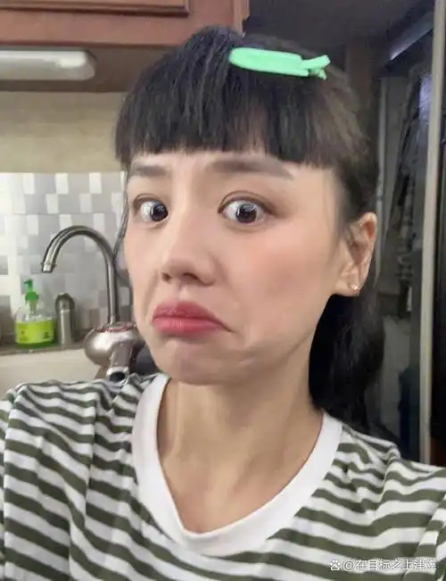 马思纯分享搞怪自拍超逗趣 网友笑侃:请好好用脸