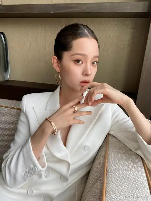 娜娜贴发白西服live图#欧阳娜娜今日份造型有,贴头皮抓发 白色西装,是