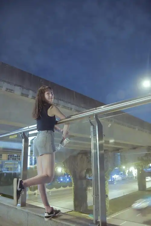 城市夜晚街边爱笑女孩|摄影|人像|燃烧的小羊 - 原创作品 - 站酷