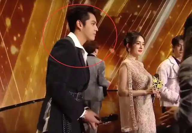 荧幕情侣都站一起,唯独这对被拆cp|迪丽热巴|吴亦凡|星光大赏_新浪