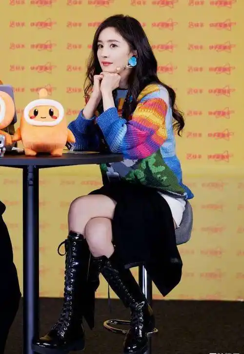 秋天到了又想起杨幂这组经典照片毛衣配裙子怎么就这么好看