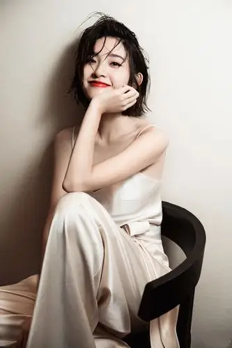 没想到唐艺昕这么瘦,穿香槟色"牛奶服"露小虎牙,真是又纯又欲