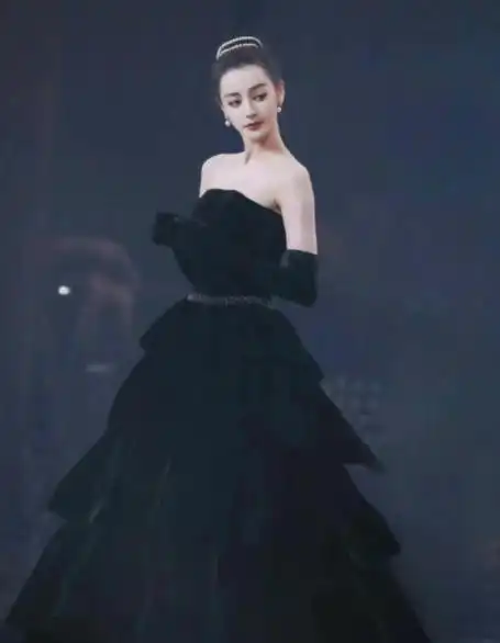 迪丽热巴被尬黑绝美礼服照被p得毛发旺盛网友态度令人欣慰