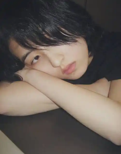 张子枫新发型少女感满满素颜清纯皮肤状态绝佳