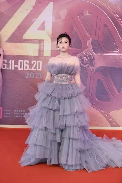 张子枫变得更美了身穿气质长裙显成熟但少女感依旧