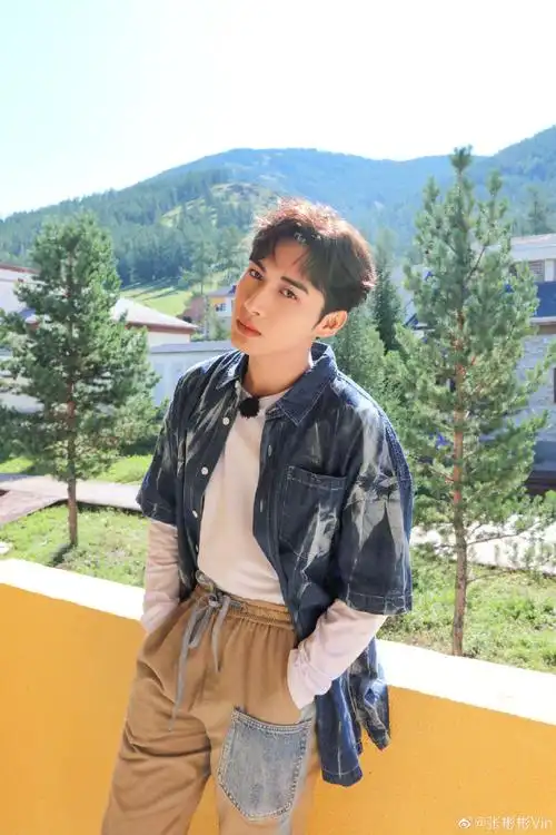 张彬彬晒车内侧颜照##张彬彬晒六宫格自拍##张彬彬怼脸六连拍